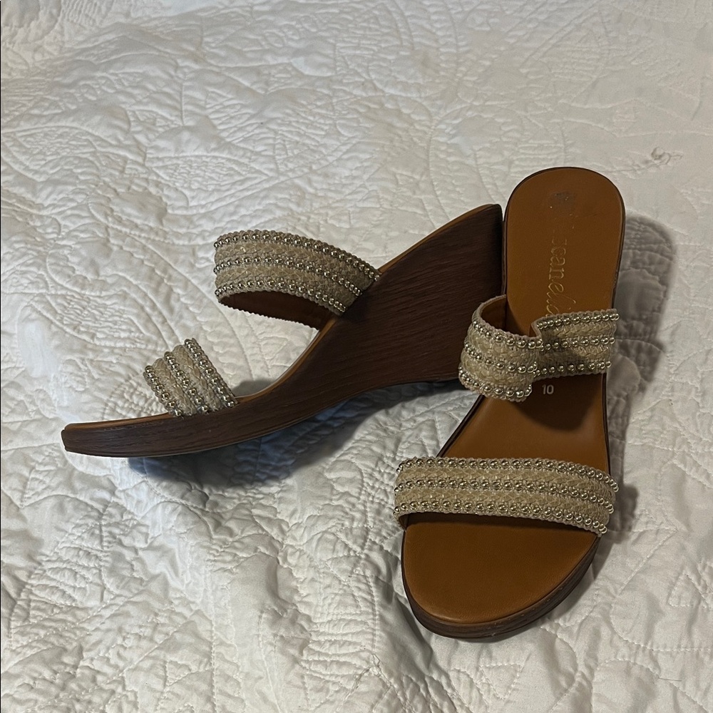 Chic Tan Wedge Sandals